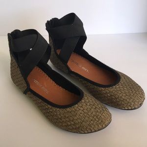 Bernie Mev flat with zippered back. Size 39